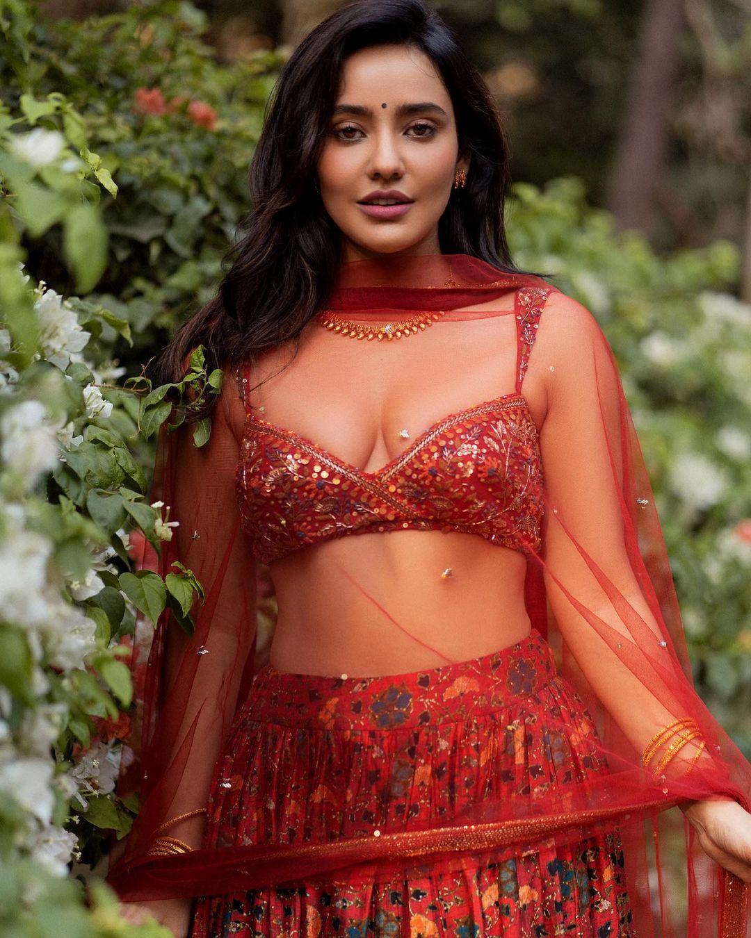 Neha Sharma Stunning Look In Red lehenga एक्ट्रेस ने रेड लंहगे में बिखेरा अपने हुस्न का जलवा