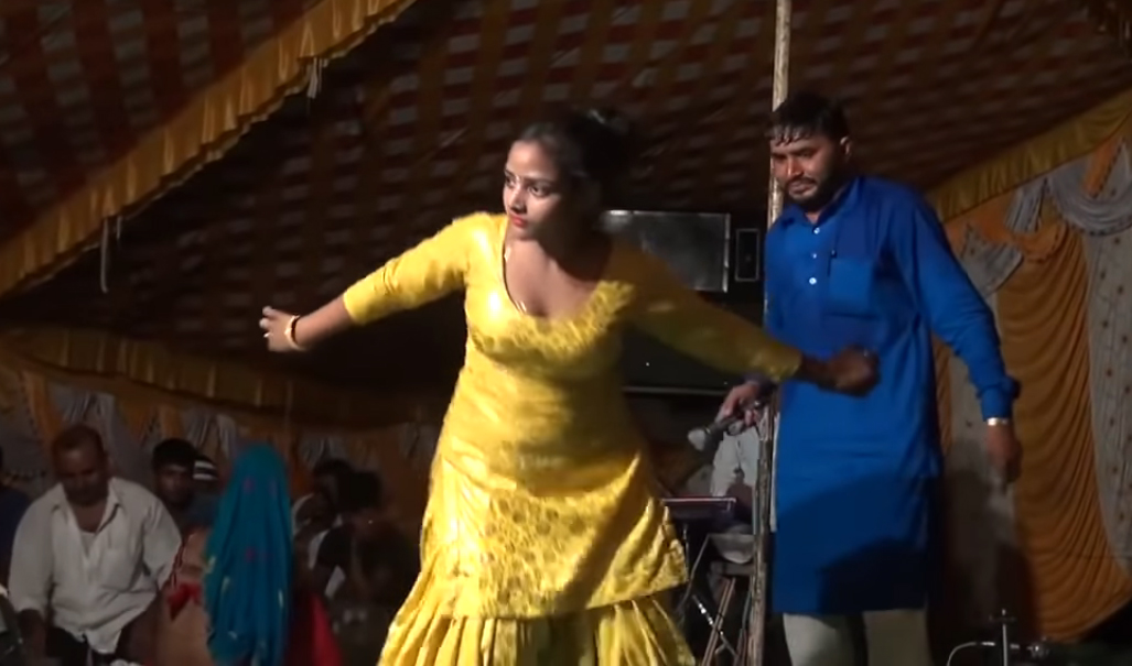 Komal Chaudhary Viral Dance Video : कोमल चौधरी के 'हल्का दुपट्टा' ने लगायी स्टेज पर आग , दर्शको ने दी ये प्रतिक्रिया