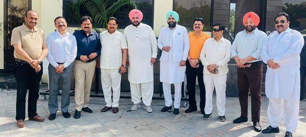 Former Congress President Navjot Sidhu's Meeting : सिद्धू की पार्टी नेताओं के साथ मीटिंगों का दौर जारी, 15 दिन में की 4 बैठकें