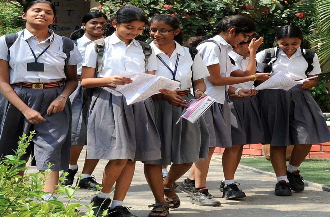 CBSE Term-2 परीक्षाओं में अब एक कमरे में बैठ सकेंगे 18 छात्र