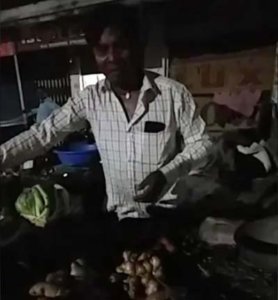 Varanasi vegetable seller singing mithun chakraborty song : 'याद आ रहा है तेरा प्यार' लोगों के सिर चढ़ बोला सब्जीवाले का 'वायरल गाना'