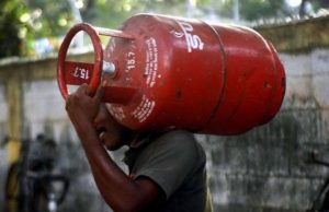 LPG Cylinder Price Hiked : 19 KG का कॉमर्शियल सिलेंडर अब मिलेगा 2355.50 रुपए में