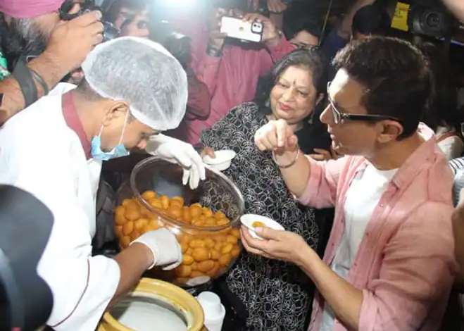  Aamir-Khans-pictures-of-eating-gol-gappa