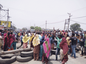 Central Teams Raids - Central Fertilizer Department - Raids On Factories - In Yamunanagar, - Workers On The Streets