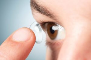 Keep these things in mind while wearing contact lenses in the eyes