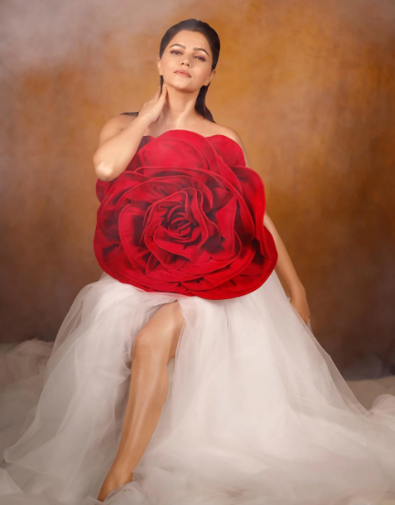  Rubina-Dilaik-used-rose-flowers-to-cover-her-body
