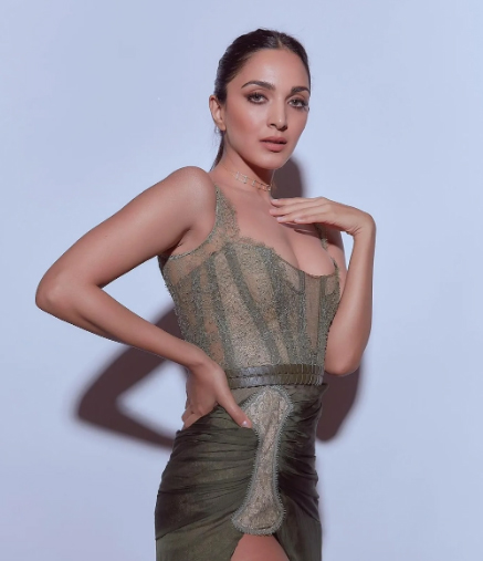 Kiara Advani ट्रांसपेरेंट थाई-हाई स्लिट ड्रेस में दिखी स्टनिंग, फोटो हुई वायरल