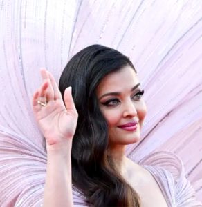 Aishwarya Rai posing in front of the media on the red carpet