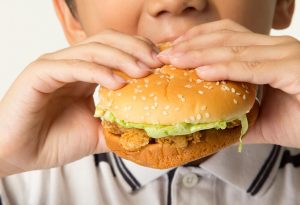 क्या बच्चों में मोटापे का जिम्मेदार सोशल मीडिया इन्फ्लुएंसर है, जानिए