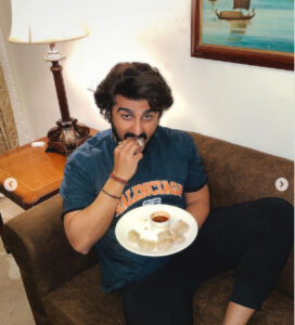  Arjun-Kapoor-eats-momo