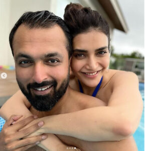  karishma-tanna-pool-pic