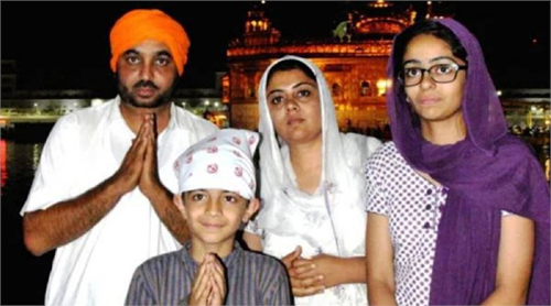 Bhagwant Mann With His Ex Wife And Childrens