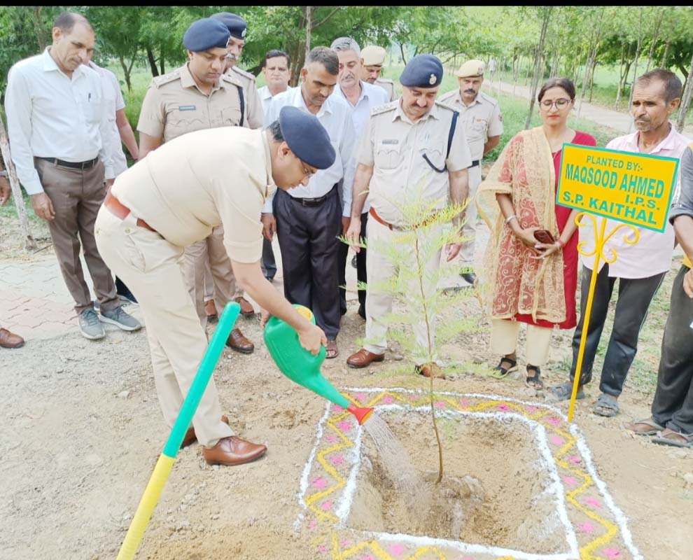 कैथल के एसपी महसूद अहमद ने पौधे को दिया: नया जीवन