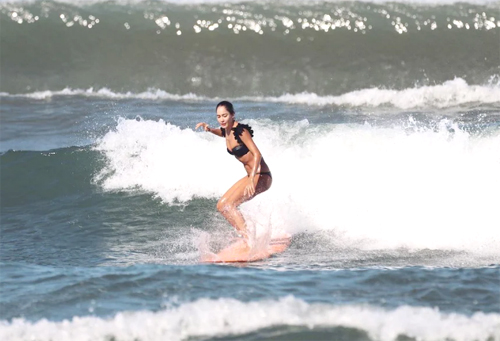 lisa-haydon-beach-pic