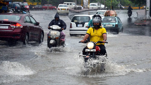 भोपाल में भारी बारिश, सीएम चौहान ने की आधिकारिक निर्देशों का पालन करने की अपील