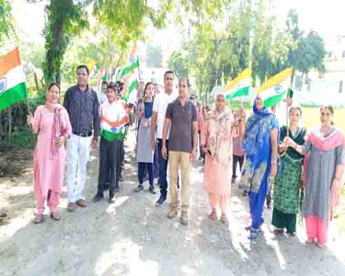 बच्चों ने तिरंगा यात्रा निकाल राष्ट्रीय एकता का दिया संदेश, 150 तिरंगा किये वितरित