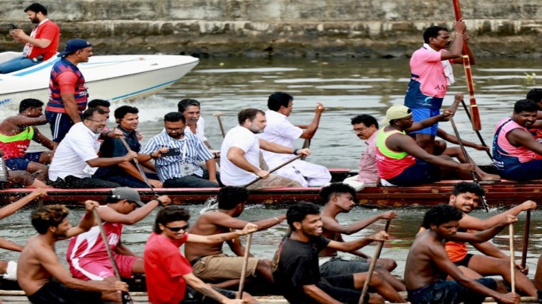 Bharat Jodo Yatra: भारत जोड़ो यात्रा के 12वें दिन नाव चलाते नजर आए राहुल गांधी, कही ये बात