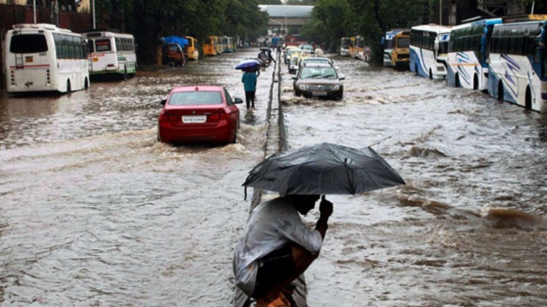 महाराष्ट्र में भारी बारिश के चलते लोगों का हाल बेहाल, कई इलाकों में सड़कें डूबी, रेलवे ट्रैक पर भरा पानी