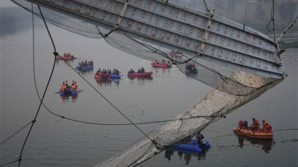 Morbi Bridge Collapsed : ज़िंदा बचे लोगों की आपबीती रूह कंपा दे रही, बच्चा तार पर लटका पर मां-बाप अब तक नहीं मिले