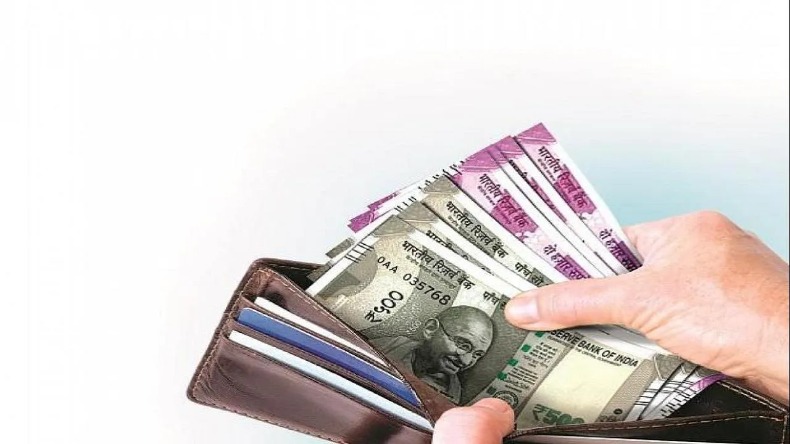 Wallet Tips: अपने पर्स में ना रखे ये चीजे, नही तो हो सकती है धन हानि