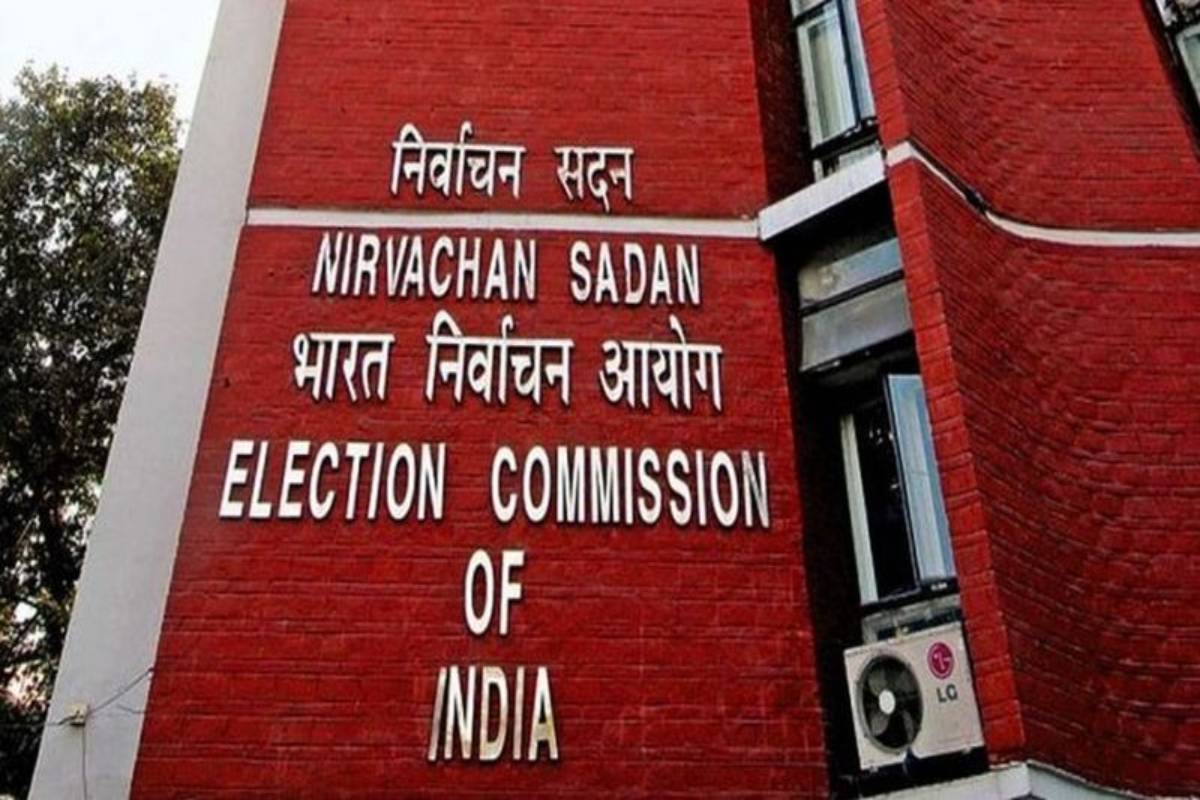 गुजरात: 51 अधिकारियों का तबादला नही होने, चुनाव आयोग ने मांगी रिपोर्ट