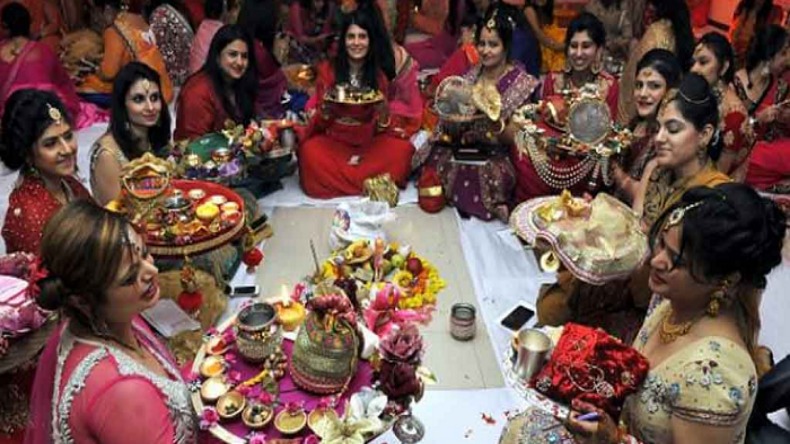 Karwa Chauth 2022 Katha: करवा चौथ के दिन सुहागिनें जरूर पढ़ें ये कथा, नहीं तो अधूरी मानी जाएगी पूजा