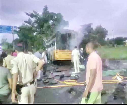 महाराष्ट्र के नासिक में बस में लगी आग, 11 लोग जिंदा जले, कई घायल, मृतकों के परिजनों को 5-5 लाख रुपए मुआवजे का ऐलान