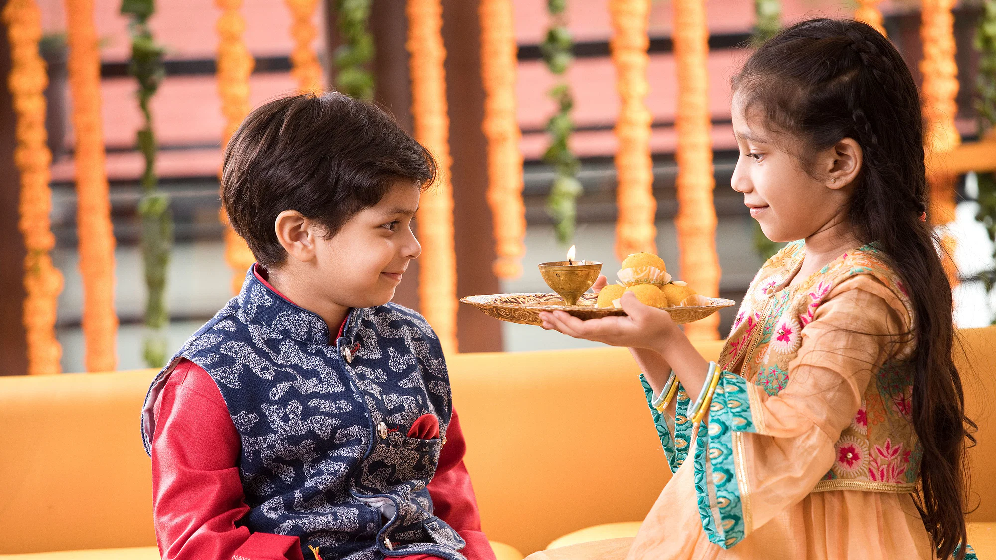 Bhai Dooj: भाई की लंबी आयु और खुशहाल जीवन के लिए बहनें करें ये खास उपाय, जानें तिलक मंत्र