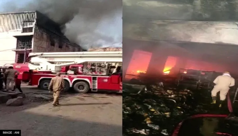 Delhi Footwear Factory Fire: फुटवियर बनाने वाली फैक्ट्री में लगी भीषण आग, मौके पर पहुंची दमकल की 27 गाड़ियां