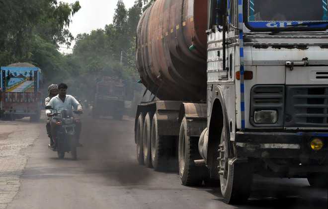 Delhi Pollution: दिल्ली में वाणिज्यिक डीजल वाहनों पर प्रतिबंध