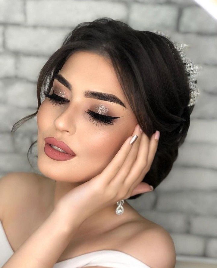 Wedding Makeup Tips: वेडिंग सीजन में चाहती हैं गॉर्जियस लुक, तो जरुर ट्राई करें ये मेकअप ट्रेंड्स