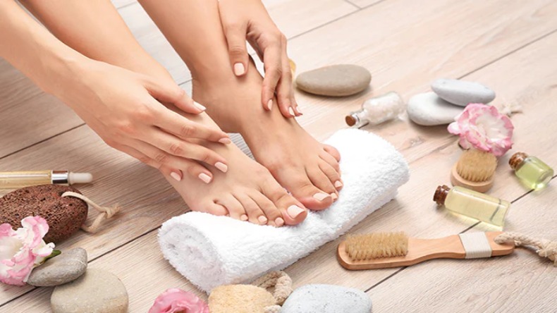 Foot Care Tips: अपने पैरों की इस तरह करें देखभाल, पैर रहेंगे कोमल और खूबसूरत