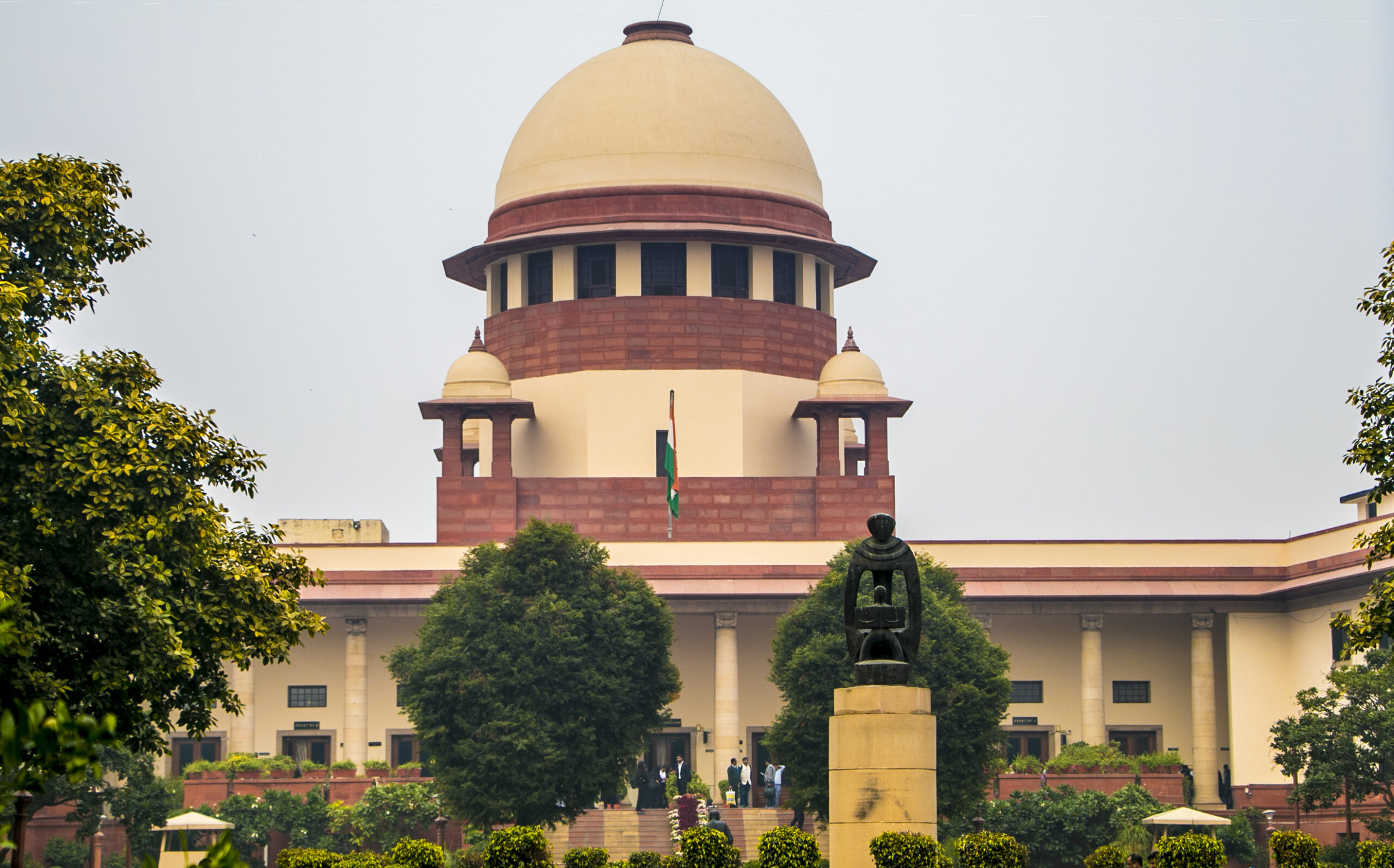 'Covid-19 वैक्सीन लगवाने से हुई मौतों के लिए सरकार जिम्मेदार नहीं' केंद्र ने Supreme Court में कही ये बात