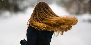 Hair Tips: सर्दियों में रूखे और बेजान बालों की समस्या से पाएं निजात, अपनाएं ये टिप्स