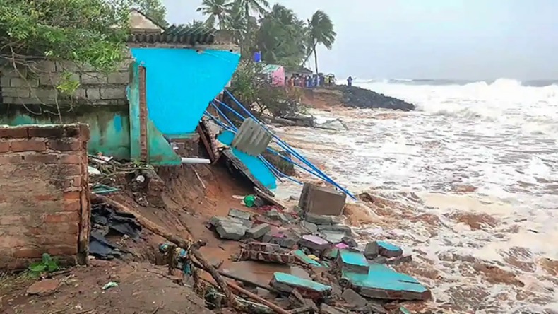 Cyclone Mandous: तमिलनाडु तट पार करने के बाद हुआ कमजोर, 4 की मौत, राहत-बचाव कार्य में लगे 25 हजार कर्मचारी