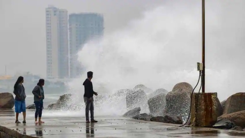 Cyclone Mandous: मामल्लापुरम से टकराया 'मैंडूस' ने मचाई तबाही, तेज हवाओं के साथ हो रही भारी बारिश, स्कूल-कॉलेज की छुट्टी