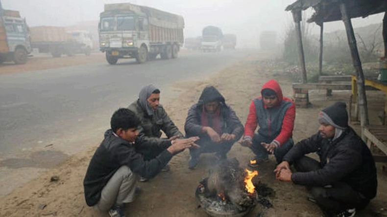 Delhi NCR Weather: पहाड़ों की बर्फबारी से दिल्ली में बढ़ी सर्दी, जानें कैसा रहेगा आज का मौसम