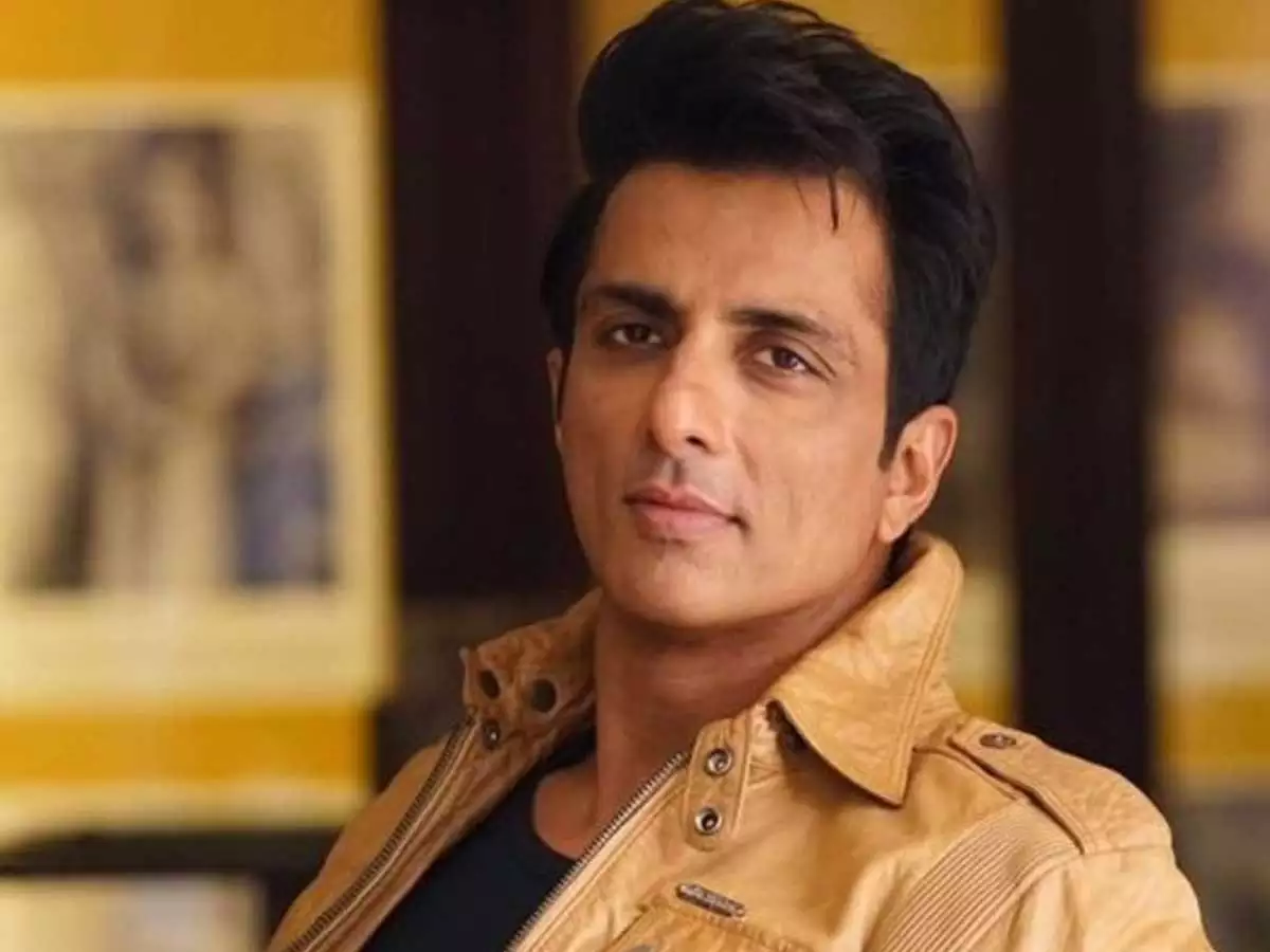 चलती ट्रेन के दरवाजे पर बैठे Sonu Sood, रेलवे ने लगा दी थी फटकार, अब एक्टर ने मांगी माफी