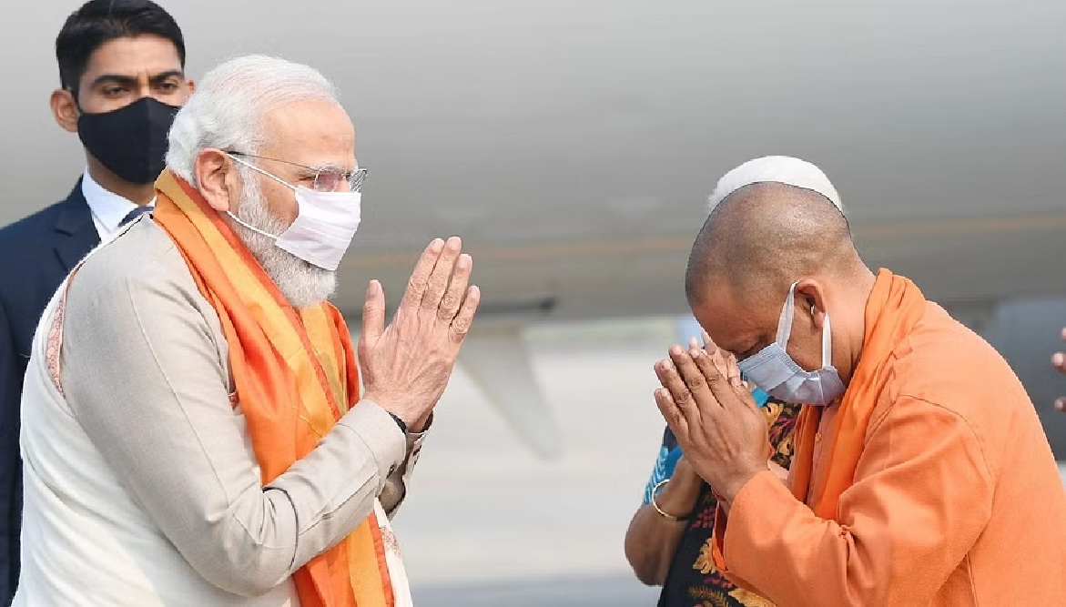 PM Modi Varanasi Visit: वाराणसी पहुंचे पीएम नरेंद्र मोदी, योगी ने किया स्वागत