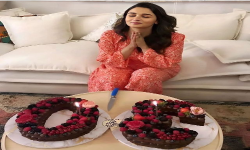 Alia Bhatt Birthday Pictures: आलिया ने मनाया अपना जन्मदिन, यूनिक केक के साथ तस्वीर आई सामने