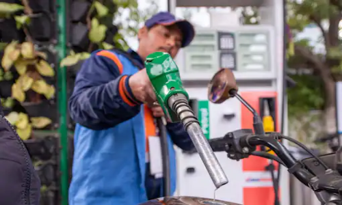 Petrol-Diesel Price Today: तेल कंपनियों ने जारी किए आज के पेट्रोल-डीजल रेट, 1L तेल के लिए करना होगा इतना भुगतान