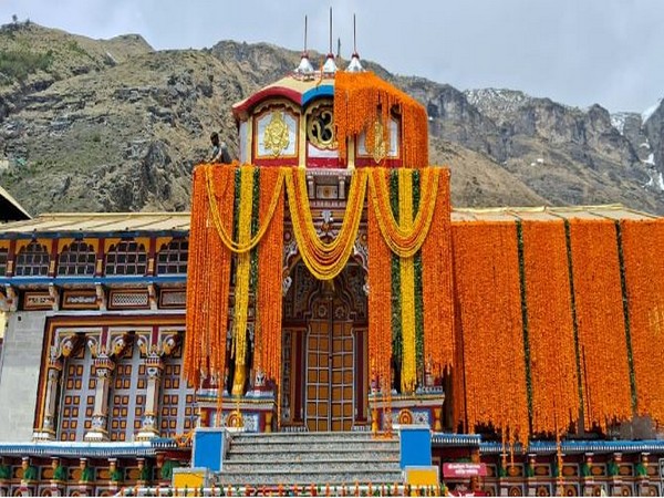 Badrinath Dham: कल खुलेंगे बद्रीनाथ धाम के कपाट, 15 क्विंटल फूलों से सजाया गया