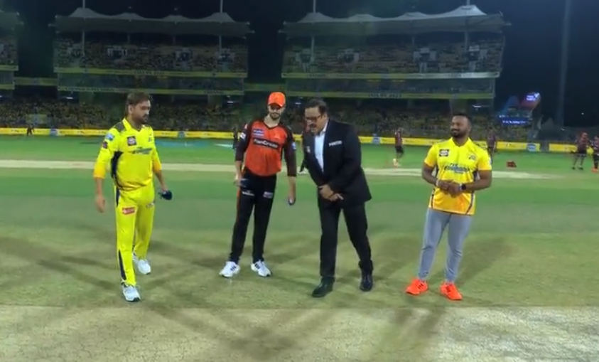 CSK Vs SRH: चेन्नई ने टॉस जीत पहले गेंदबाजी करने का किया फैसला, जानें प्लेइंग इलेवन