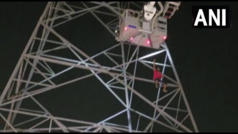 Man climbs up Electrical Tower: नोएडा में बिजली लाइन के टावर पर चढ़ा युवक, सकुशल नीचे उतार गया