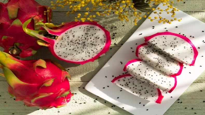 Dragon Fruit Benefits: सिर्फ नाम में ही नहीं दमदार हैं ड्रैगन फ्रूट, खाने से भी मिलते हैं ढेरों फायदे