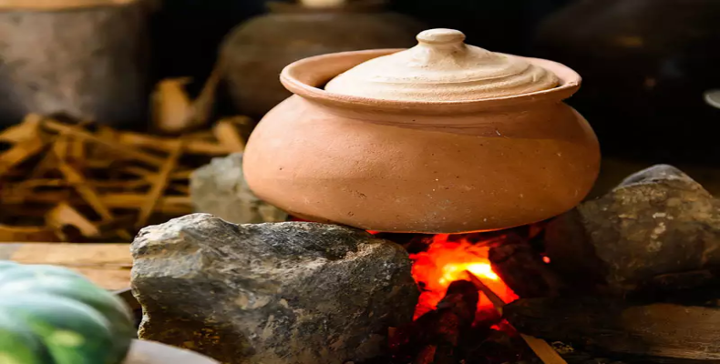 Benefits Of Cooking In Earthen Pot: मिट्टी के बर्तनों में खाना बनाने के हैं कई फायदे, इन बातों को रखें ध्यान