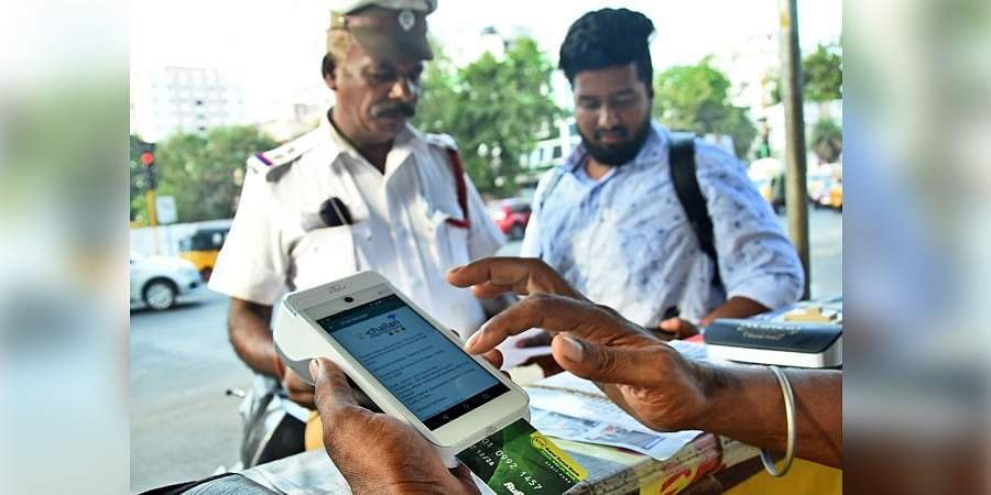 सड़को पर बिना हेलमेट लगाए दूसरी महिला के साथ घूम रहा था शख्स, पत्नी के पास पहुंची चालान की फोटो, फिर ऐसे मचा बवाल