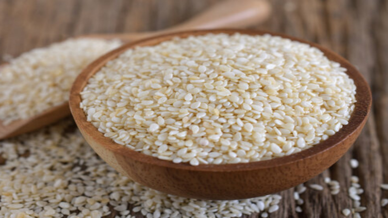 Sesame Seeds: दांत और मसूड़ों की मजबूती के लिए रामबाण माना जाता है तिल, जानिए इसके अनगिनत फायदे