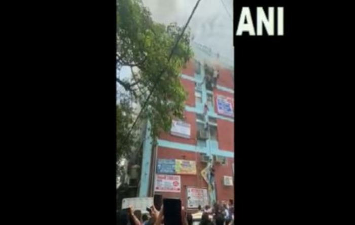 Delhi Fire: दिल्ली के मुखर्जी नगर के कोचिंग सेंटर में लगी आग, छात्रों ने खिड़की से कूदकर बचाई अपनी जान