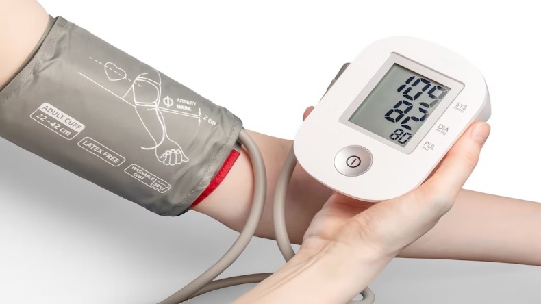 Blood Pressure Causes: लो बीपी रहना भी होता है खतरनाक, जानिए इसके लक्षण और बचाव के तरीके